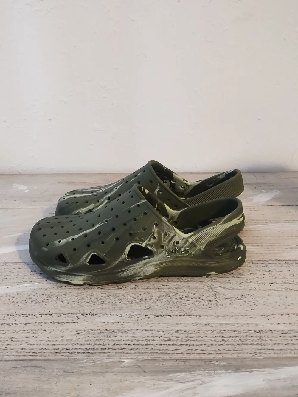 Totes Everywear Clogs Kids Size u.s.a 2-3/UK 2-3  green  Slip On good condition